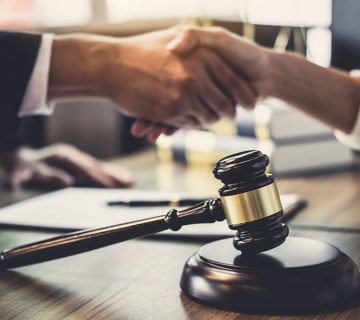 دو شخص در حال دست دادن در دادگاه صلح