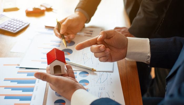 دو مرد در حال مذاکره سر اجاره ملک شرکت