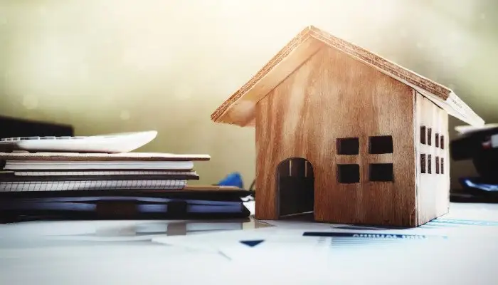 ماکت خانه چوبی در کنار پرونده های دادگاه