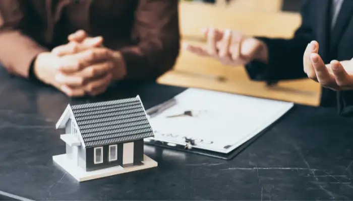 دو شخص در حال مذاکره کردن سر قرار داد ملکی