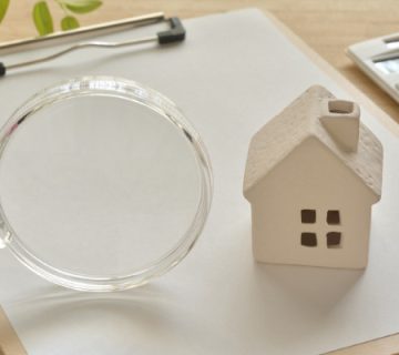 یک ماکت خانه به عنوان نمادی از اجاره دادن خانه به شرکت ها