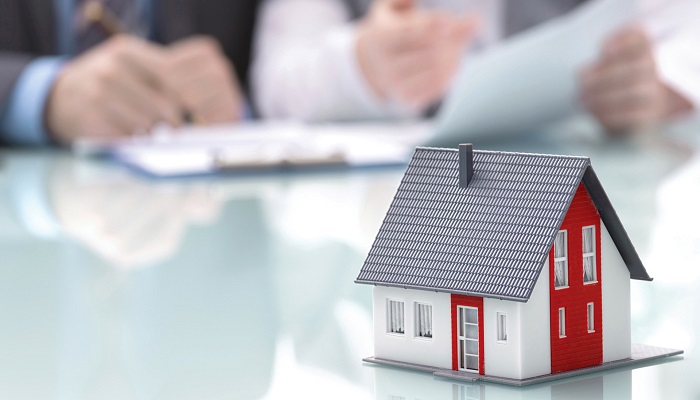 امضای قرار داد اجاره ملک شرکت دو نفر در کنار یک ماکت خانه