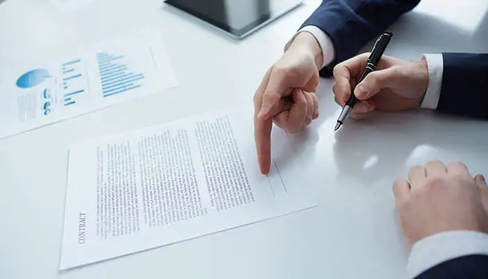 دو نفر در حال تنظیم قرار داد