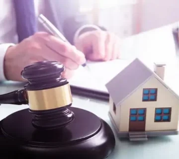 یک وکیل ملکی در حال امضای سندها و کاغذها