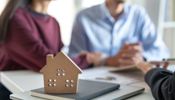 دو شخص در حال توافق سر قرار داد