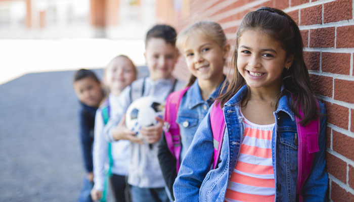 چهار بچه مدرسه ای در حال خندیدن