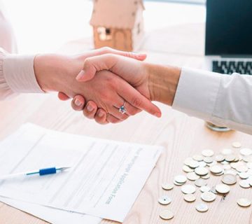 دو شخص در حال توافق سر اجاره ملک به بانک