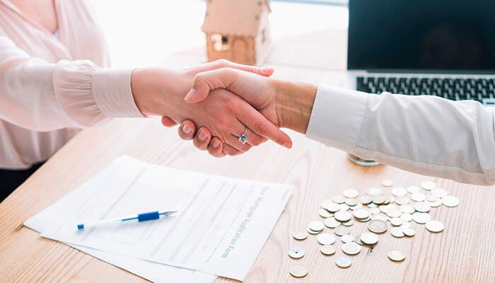 دو شخص در حال توافق سر اجاره ملک به بانک