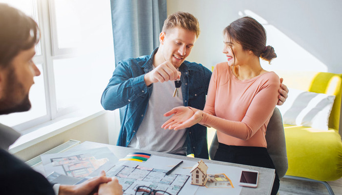 دو شخص در حال اجاره کردن منزل مسکونی جهت تاسیس مدرسه