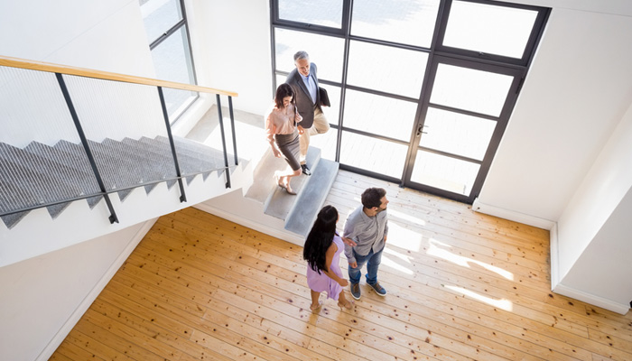 چند شخص در حال بازدید در یک منزل برای تاسیس مدرسه