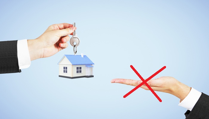 یک شخص در حال گرفتن ماکت خانه همراه با کلید از یک خانم