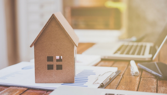 یک ماکت خانه که روی میز قرار گرفته شده است.