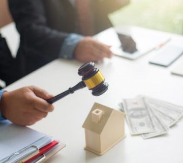 یک قاضی در حال بررسی نمونه دادخواست اثبات شراکت در ملک