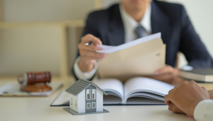 یک وکیل در حال بررسی سند اثبات شرکای ملکی