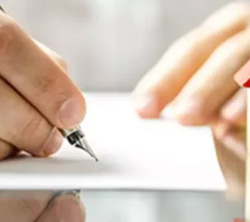 یک شخص در حال امضای دستور تخلیه فوری ملک