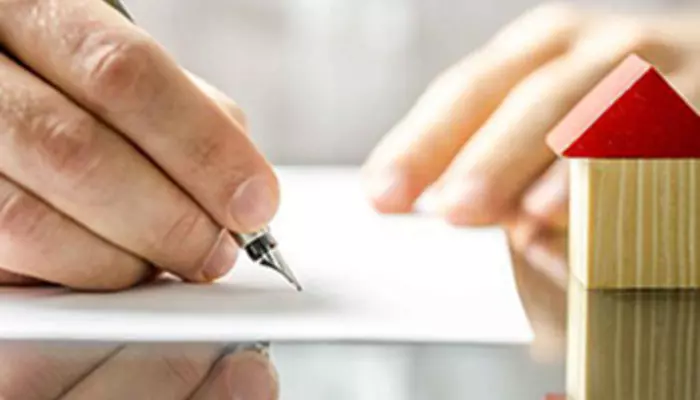یک شخص در حال امضای دستور تخلیه فوری ملک