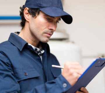 یک شخص در حال اجرای حکم تخلیه ملک سرقفلی