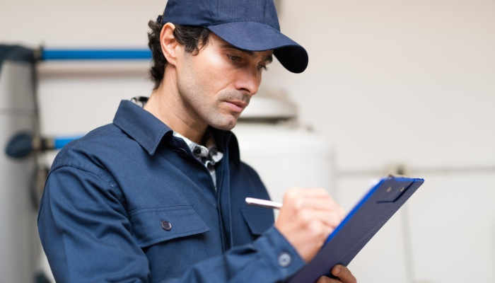 یک شخص در حال اجرای حکم تخلیه ملک سرقفلی