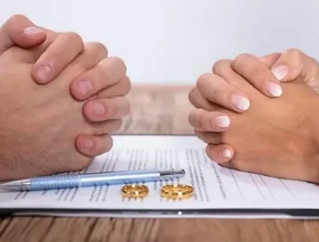 دو زن ومرد به صورت توافقی در حال طلاق گرفتن هستند.