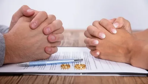 دو زن ومرد به صورت توافقی در حال طلاق گرفتن هستند.