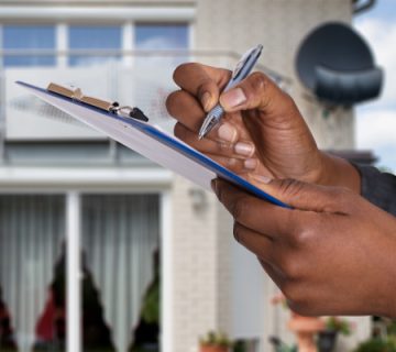 یک شخص در حال امضای قرار داد اجاره ملک بدون سند