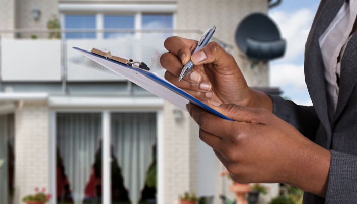 یک شخص در حال امضای قرار داد اجاره ملک بدون سند