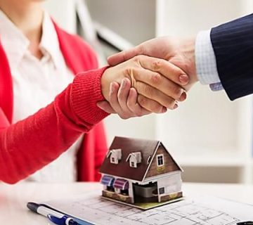 دو شخص در حال توافق بر سر تنظیم قرار داد ملک مشاع