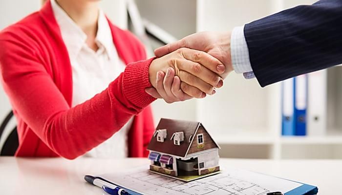 دو شخص در حال توافق بر سر تنظیم قرار داد ملک مشاع