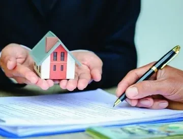 یک شخص در حال امضای قرار داد اجاره ای