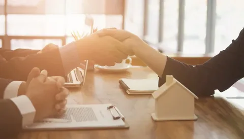 دو شخص در حال توافق بر سر اثبات شراکت در ملک