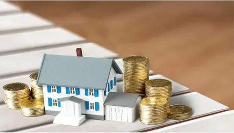 یک خانه در کنار تعدادای سکه روی زمین