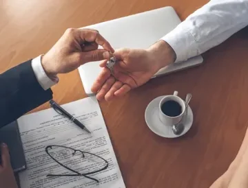 دو مرد در حال توافق بر سر اجاره ملک توسط یکی از وراث