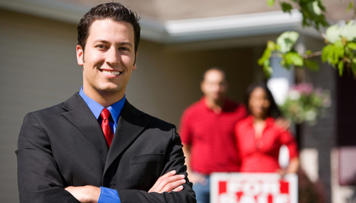 یک بنگاهی که به یک زوج جوان خانه ای را اجاره داده است.