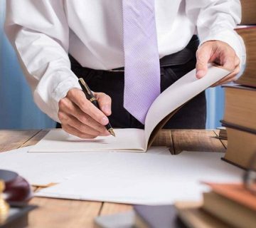 چرا هنگام خرید ملک باید حتماً با وکیل ملکی مشورت کنیم؟